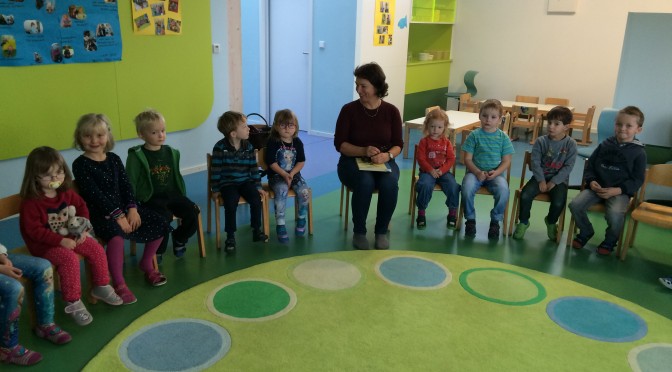 Vorlesetag im Kindergarten Nußdorf: „Verrückte Hexe“ sorgt für Begeisterung
