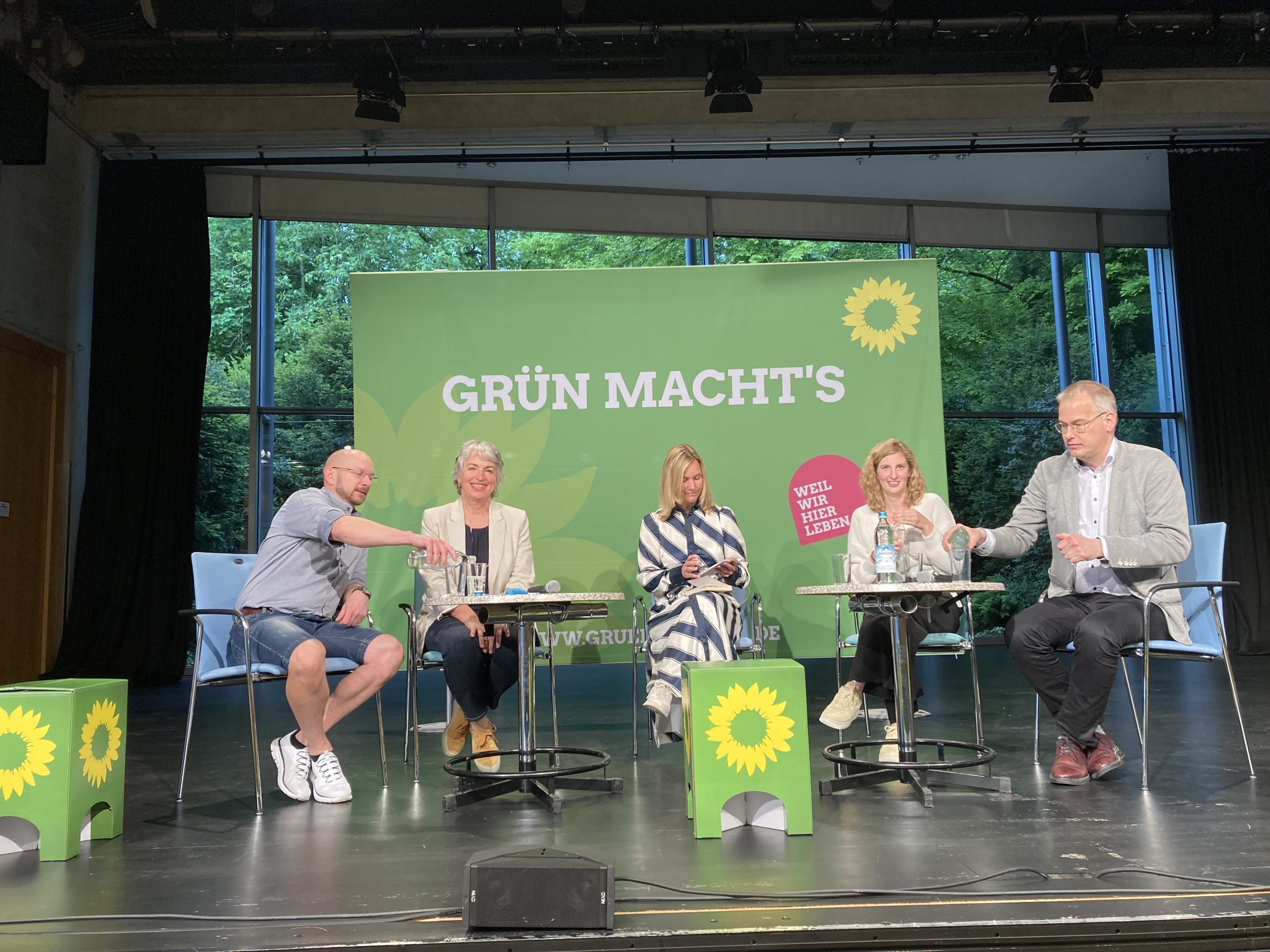 Gisela Sengl auf Podium mit anderen Gästen in Starnberg